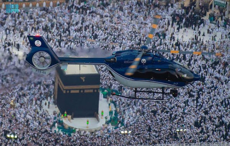 Helikopter Terbang di Atas Ka'bah